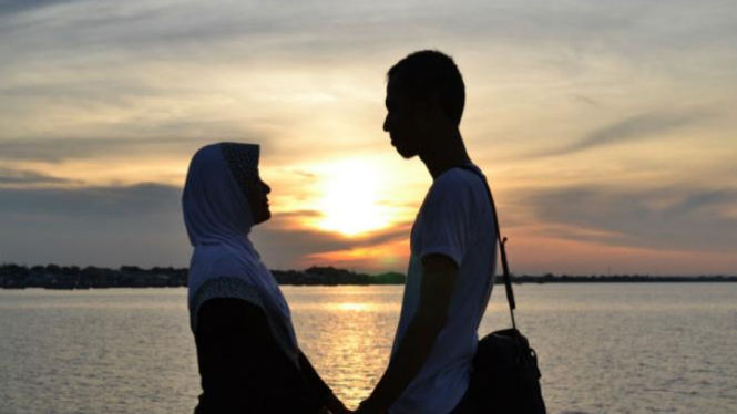 Senja Yang Romantis Di Pantai Boom Tuban Viva