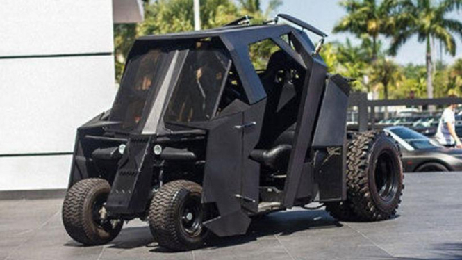 Batmobile Golf Cart karya modifikasi Tumbler.