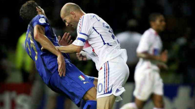 Zinedine Zidane menanduk Marco Materazzi di final Piala Dunia 2006, saat Prancis melawan Italia.