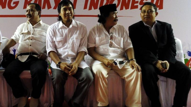 Komeng dan Jaja Miharja (tengah) saat memberikan dukungan ke Prabowo-Hatta.