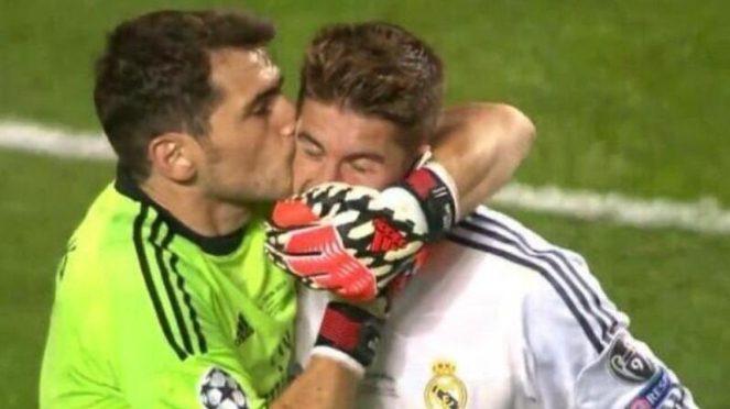 Iker Casillas kecup pipi Sergio Ramos usai cetak gol