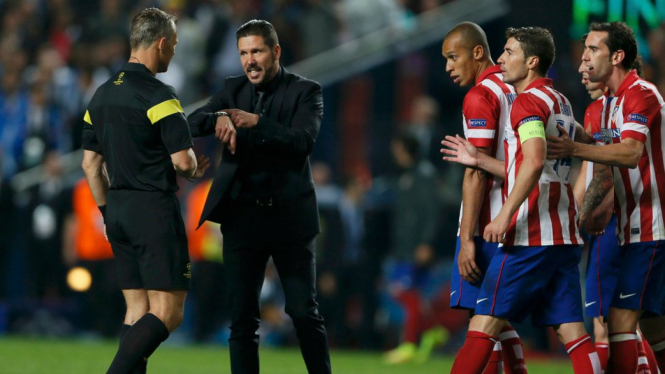 Diego Simeone protes ke wasit pada final Liga Champions