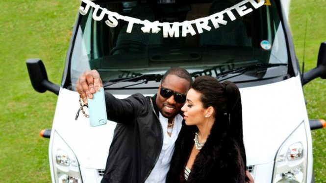 Kanye West dan Kardashian saat berbulan madu.