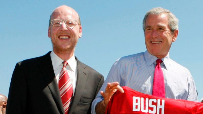 Pemilik Manchester United, Malcolm Glazer (kiri), foto bersama George Bush.
