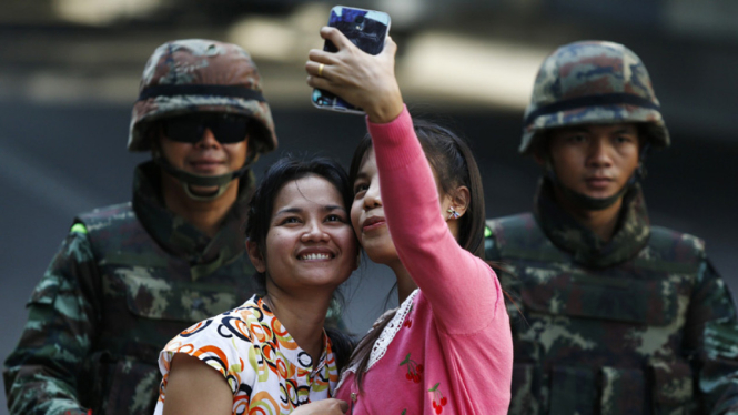 warga berfoto bersama tentara Thailand