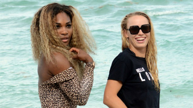 Serena Williams (kiri) dan Caroline Wozniacki