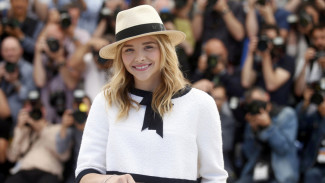 Chloe Moretz Tampil Seksi Pascaputus dari Brooklyn Beckham