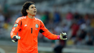 AC Milan dan Inter Bersaing Dapatkan Guillermo Ochoa