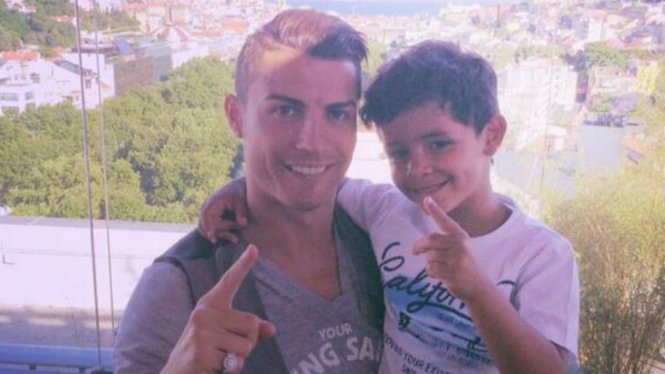 Cristiano Ronaldo bersama anaknya, Cristiano Jr.