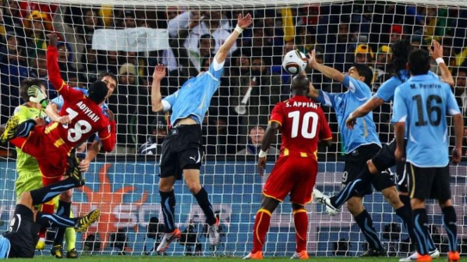Luis Suarez melakukan handball di perempatfinal Piala Dunia 2010.