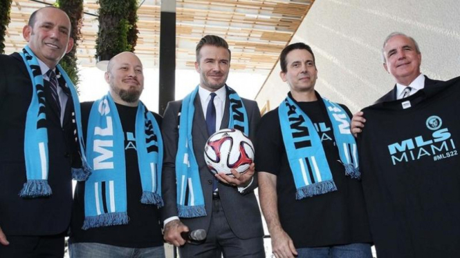 David Beckham (tengah) saat meluncurkan klub MLS di Miami