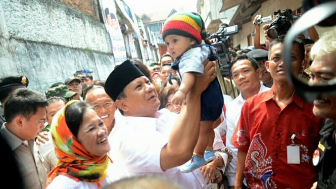 Prabowo Bermain Bersama Anak Kecil