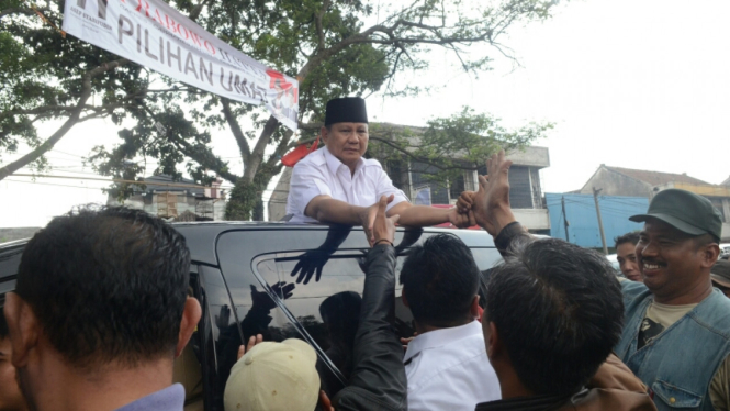 Prabowo Bermain Bersama Anak Kecil