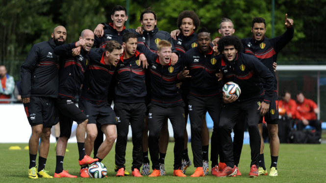 Timnas Belgia berpose bersama di tengah sesi latihan