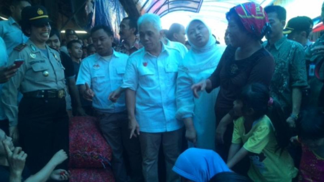 Hatta Rajasa saat berbincang dengan pedagang Pasar Tambun, Sabtu (7/6/2014).