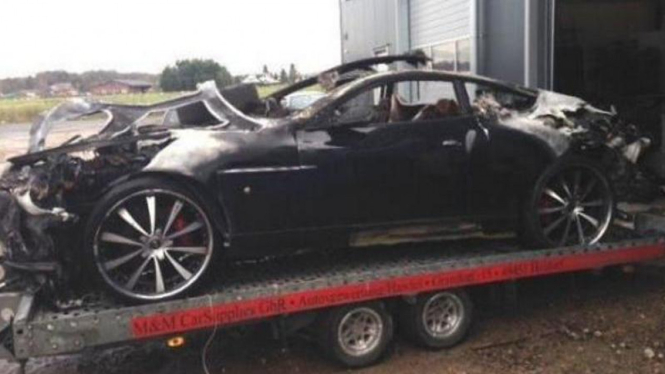 Mobil Aston Martin yang pernah dibesut James Bond terbakar tak karuan.