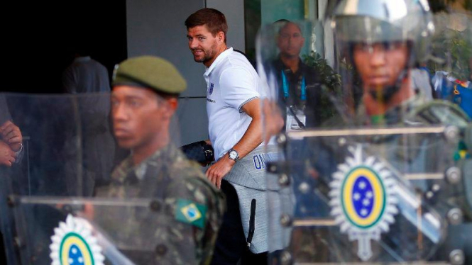 Kapten Inggris, Steven Gerrard, masuk hotel di Rio De Janiero