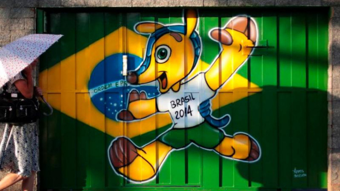 Sebuah mural maskot Piala Dunia 2014 di sudut kota Brasil