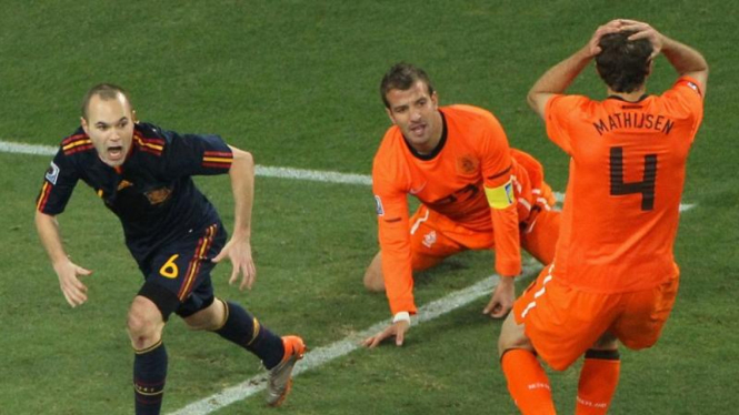 Pemain Spanyol, Andres Iniesta (kiri) usai cetak gol ke gawang Belanda