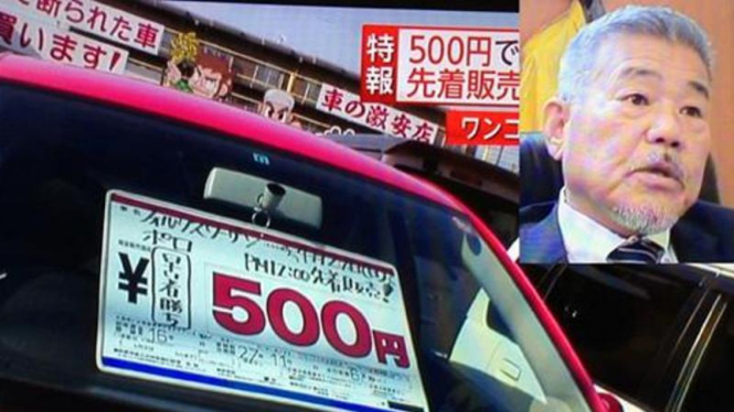Ikeuchi bersama dagangan mobil murahnya. 