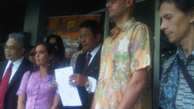 Guru JIS saat melapor ke Polda Metro Jaya
