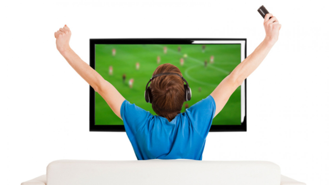 Ilustrasi menonton sepakbola di televisi