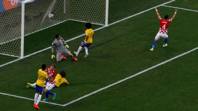 Marcelo melakukan gol bunuh diri ketika Brasil Vs Kroasia
