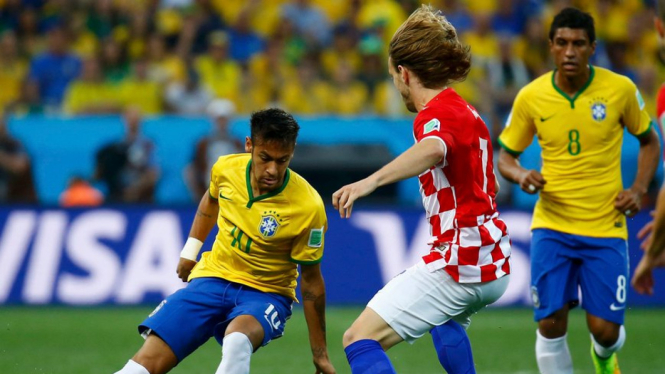 Neymar (kiri) ketika Brasil melawan Kroasia