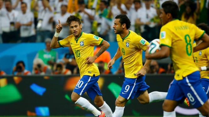 Neymar (kiri) merayakan gol Brasil ke gawang Kroasia