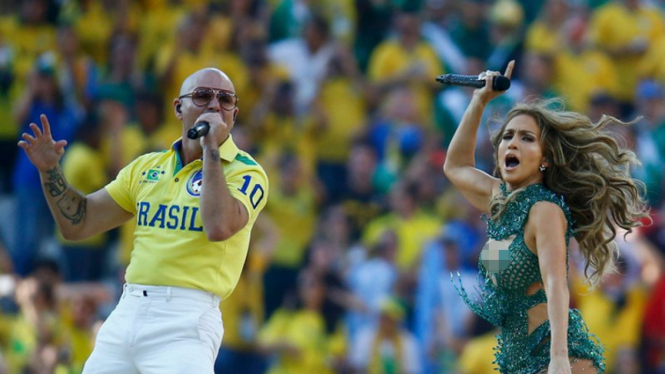 Pitbull dan Jennifer Lopez di upacara pembukaan Piala Dunia 2014