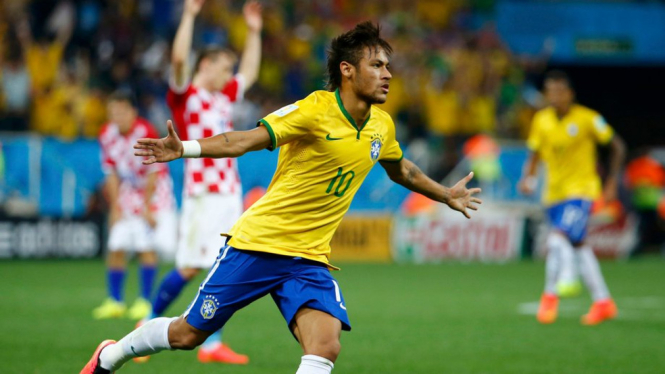 Neymar (kiri) merayakan gol Brasil ke gawang Kroasia
