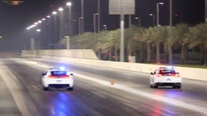 Aksi drag race mobil-mobil polisi Abu Dhabi. 
