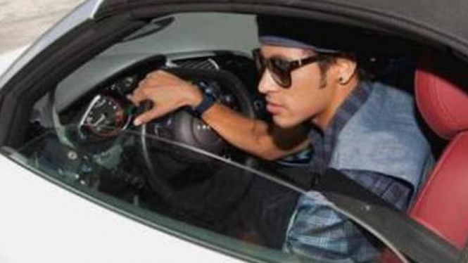 Neymar saat membesut mobilnya.