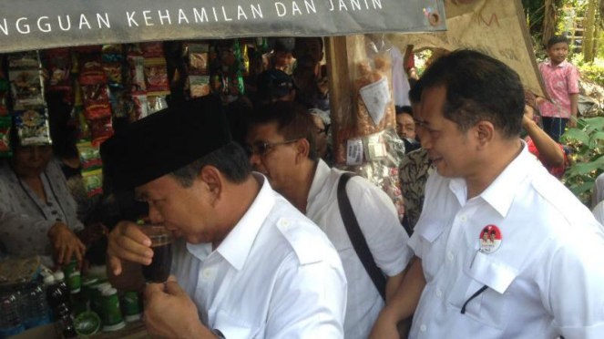 Calon presiden Prabowo Subianto membeli kopi di warung milik warga Cililin