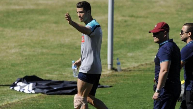 Lutut Cristiano Ronaldo diberi es usai latihan