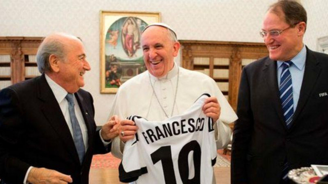 Paus Fransiskus menerima kostum sepakbola dari Presiden FIFA