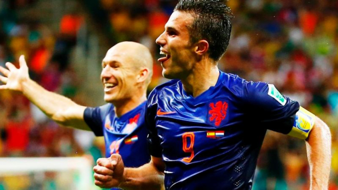 Robin Van Persie dan Arjen Robben merayakan gol ke gawang Spanyol.