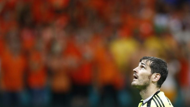 Penjaga gawang Spanyol, Iker Casillas usai dibobol pemain Belanda.