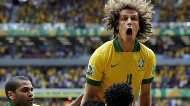 Pemain internasional Brasil, David Luiz (atas).
