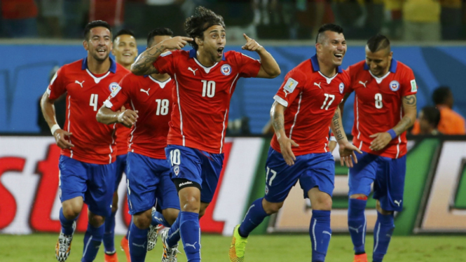 Pemain Chile merayakan gol mereka ke gawang Australia