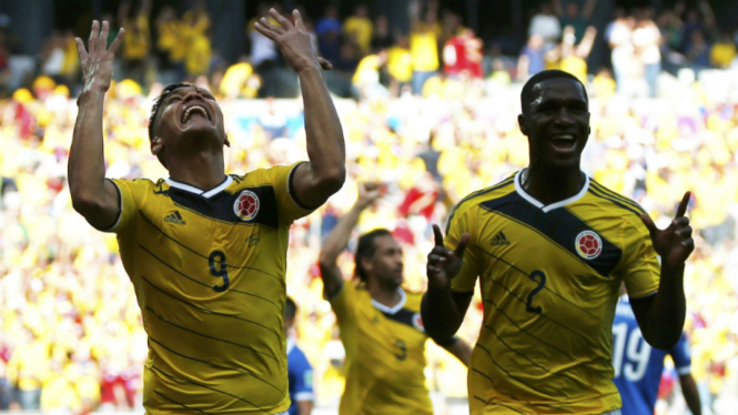 Teofilo Gutierrez (kiri) merayakan golnya ke gawang Yunani