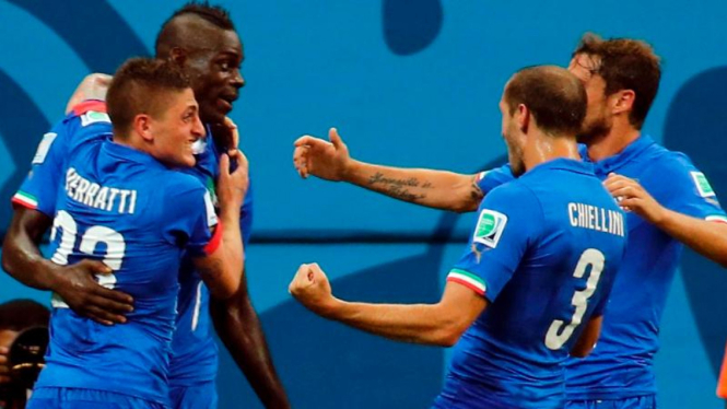 Para pemain Italia merayakan gol ke gawang Inggris.