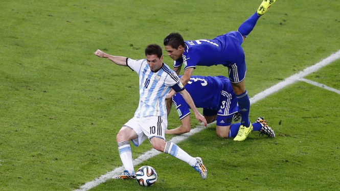 Lionel Messi mencetak gol saat Argentina melawan Bosnia