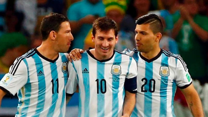 Pemain Argentina, Maxi Rodriguez, Lionel Messi, dan Kun Aguero