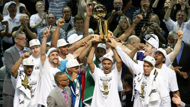 Pemain San Antonio Spurs merayakan juara NBA 2014