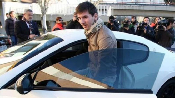 Messi dengan salah satu mobil koleksinya.