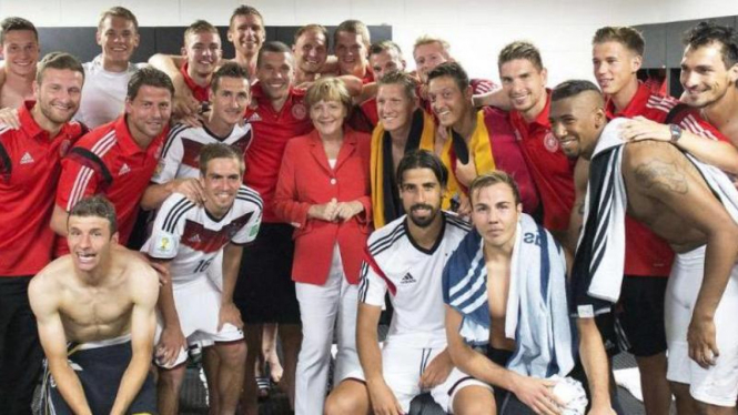 Kanselir Jerman, Angela Merkel (tengah), bersama timnas Jerman