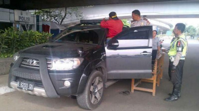 Toyota Fortuner B 8200 QU ditilang karena memasang rotator.