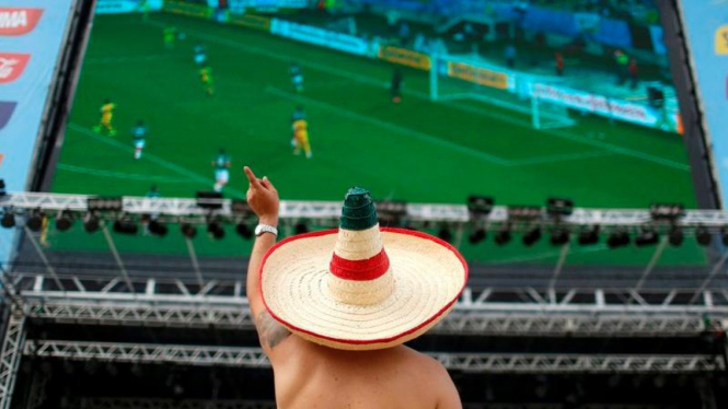 Pendukung Meksiko sedang menonton siaran langsung Piala Dunia