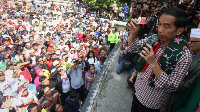 Calon Presiden nomor urut dua Joko Widodo memberikan sambutan saat kampanye di Lapangan Situ Buleud, Purwakarta, Jawa Barat, Selasa (17/06/2014)